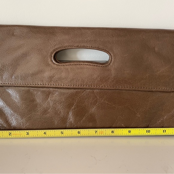 HOBO International large brown leather clutch. - Picture 4 of 8